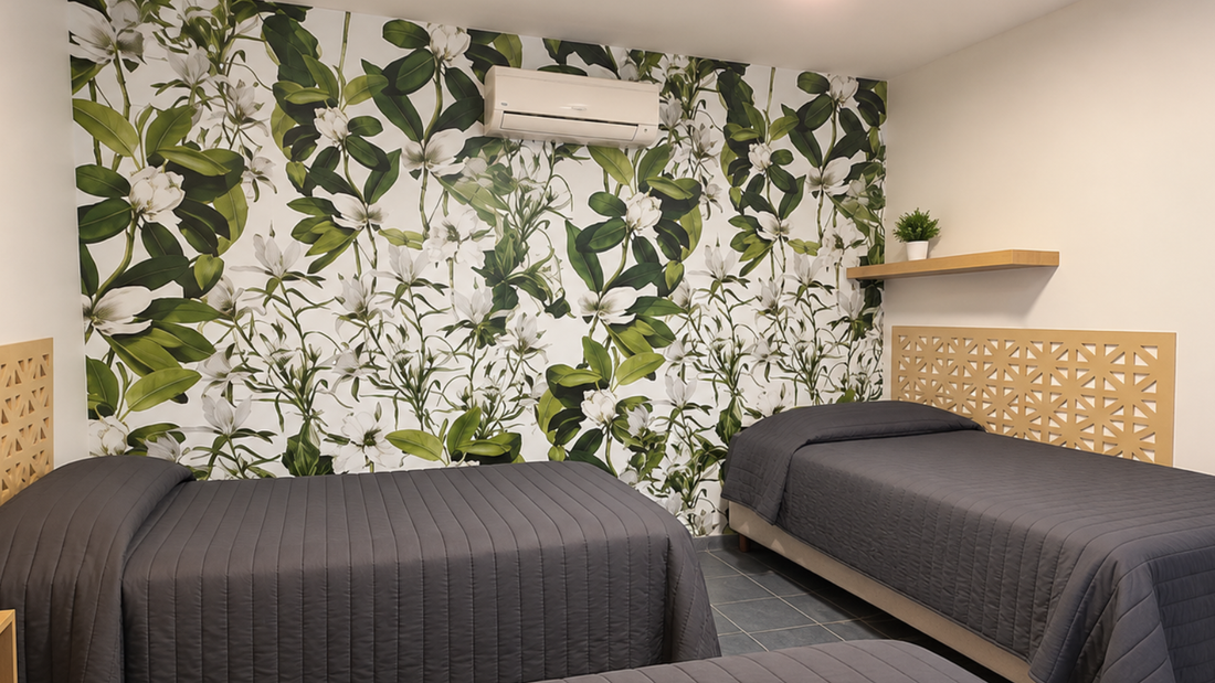 Revestimiento botánico a medida para pared de habitación de hotel