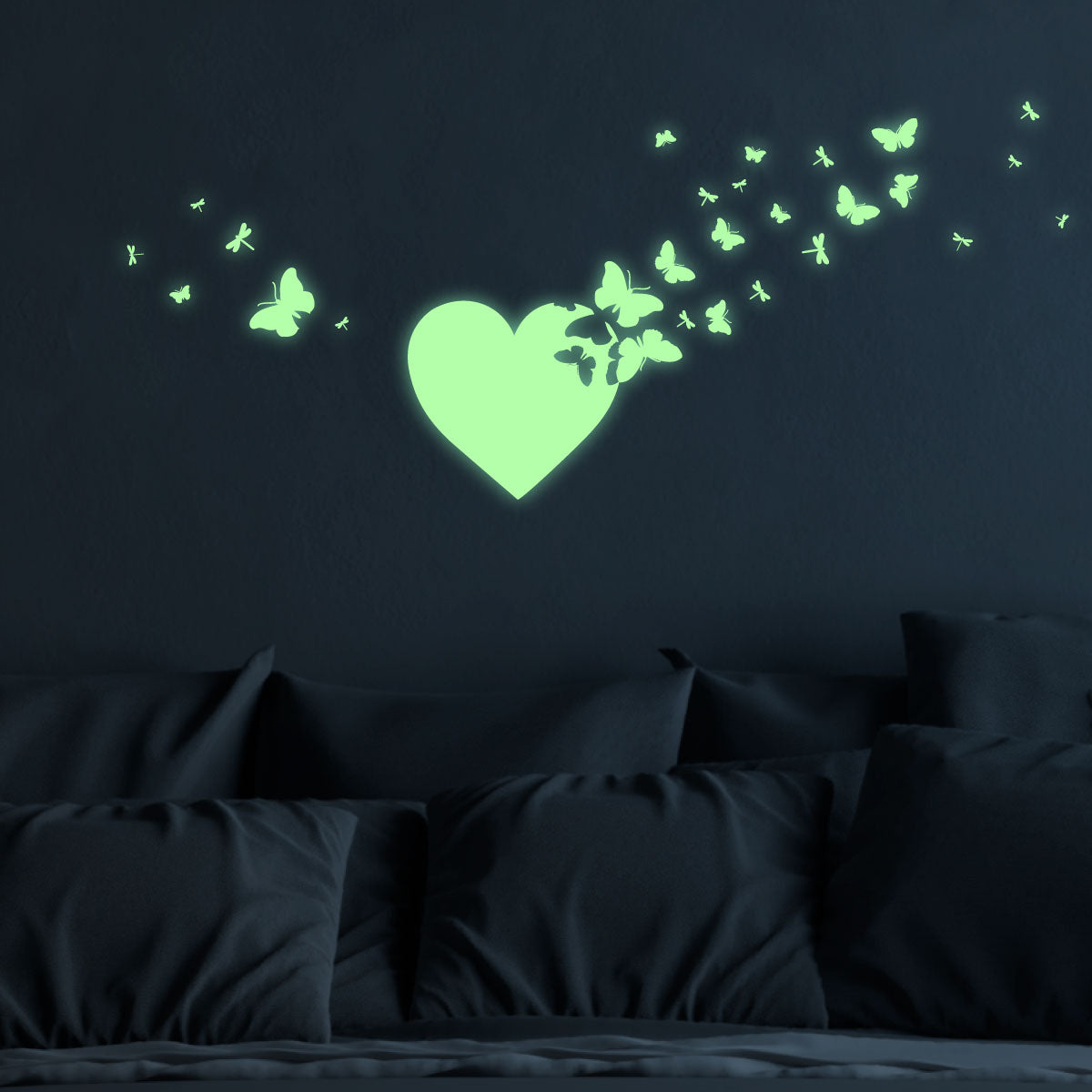 Vinilo Decorativo Fotoluminiscente corazón y mariposas - VF011