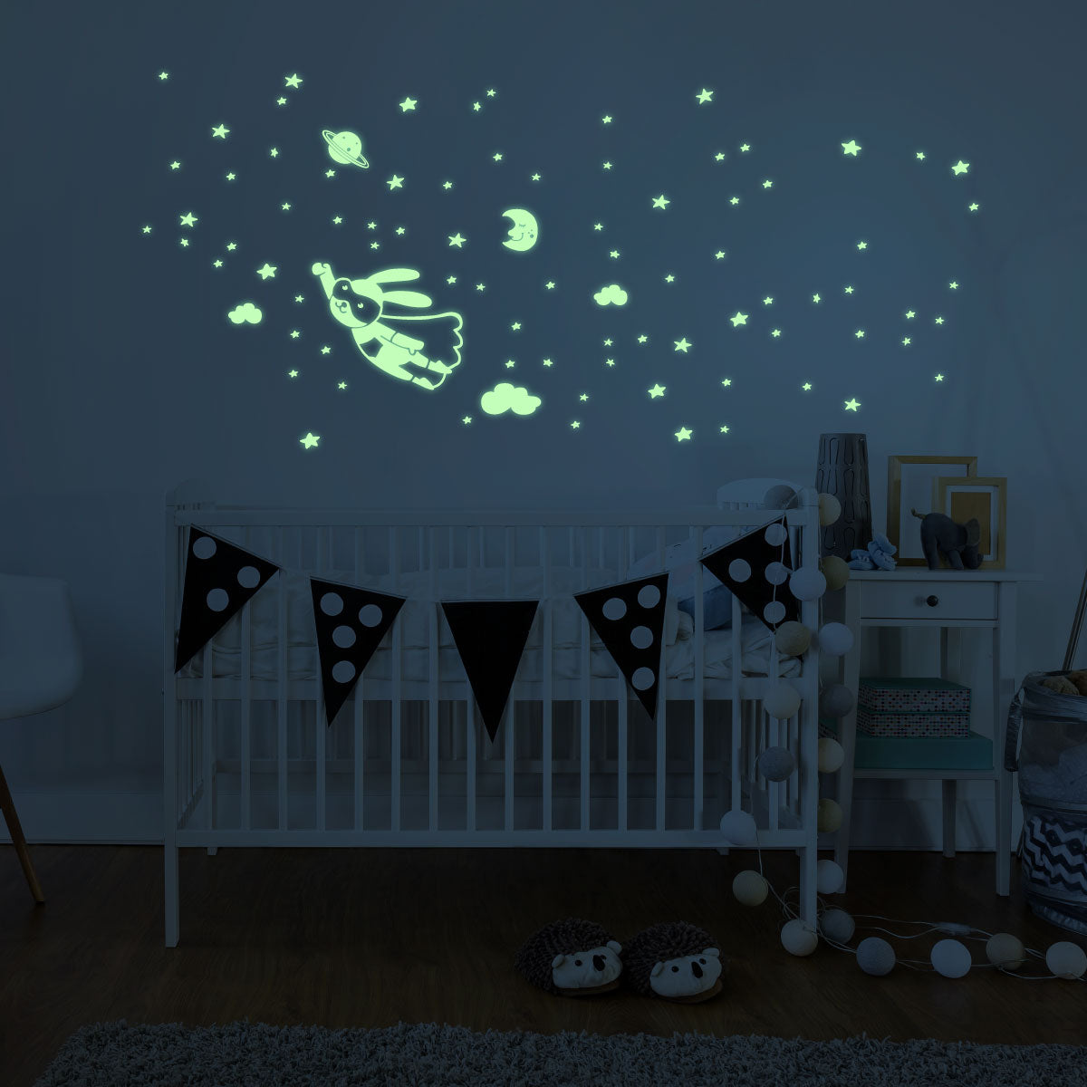 Vinilo Decorativo Fotoluminiscente Super Héroe Conejo en la Galaxia - VF490